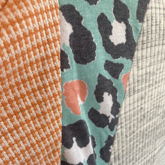 Haptics short sleeve color block/cheetah print top. Gray/orange/teal. M/L .NWT - Picture 6 of 15